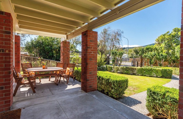 Mountain views from a tranquil garden setting. Short walk to mall & movies.