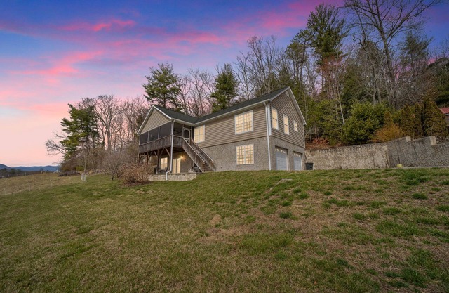 ~Mountain Views~Great location~Near DuPont and Pisgah Forest