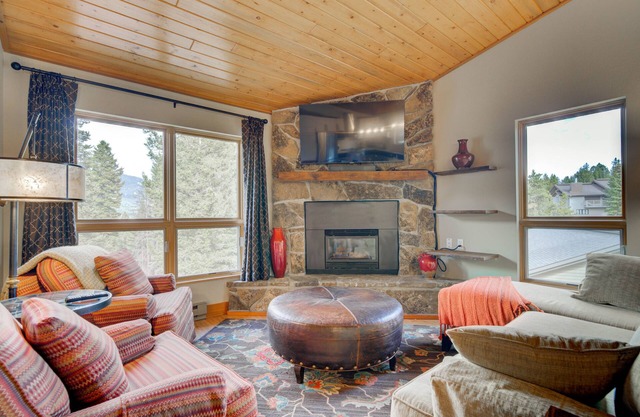 MOUNTAIN VIEWS, HOT TUB & SAUNA! Cozy fireplace, minutes from the slopes!