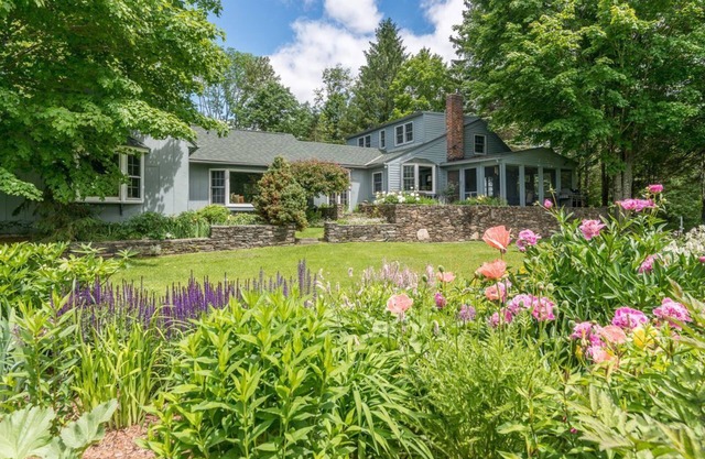 Mountain views. Ski Bromley, Stratton. Minutes to restaurants, Equinox, Ekwanok.