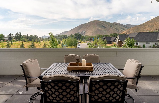 Mountain Views w/Sauna & Fire Pit: Red Feather Comfort