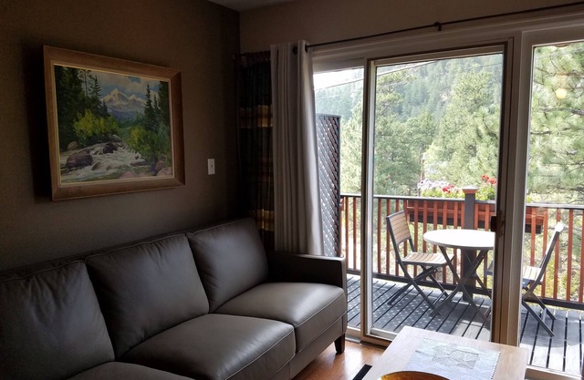 Mountain views, walk to downtown Estes, The Bunkhouse @ Old Man Mountain Studios