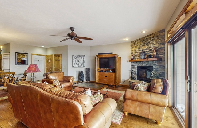 Mountain vista deluxe condo w/updated furnishings, wide views, & stone fireplace