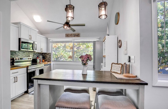 Mountaineer's Cottage - Cozy Condo In The Gorgeous White Mountains 2 Bedroom Condo by Redawning