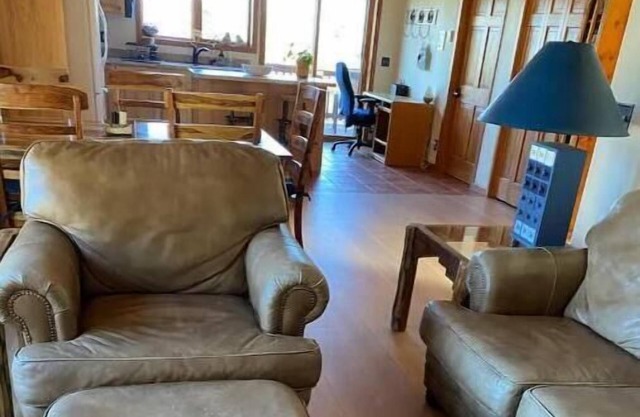 Mountainside cabin, stunning views, spacious