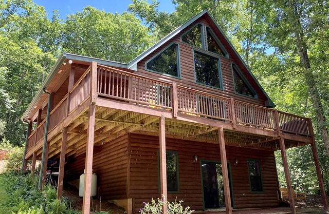 Mountainside cabin minutes from Helen, downtown Clarkesville and Yonah Mountain.