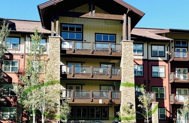 Mountainside SKI-IN/SKI-OUT Newly updated 3 BR Condo 3 full bath, pool, hot tub
