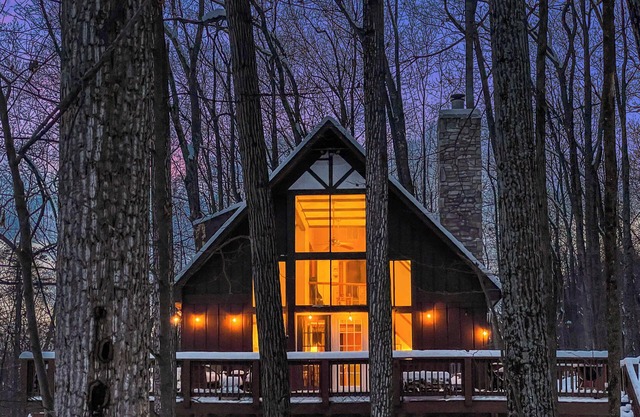 Mountainside w/Fireplace, Fire Pit, Deck, & WiFi