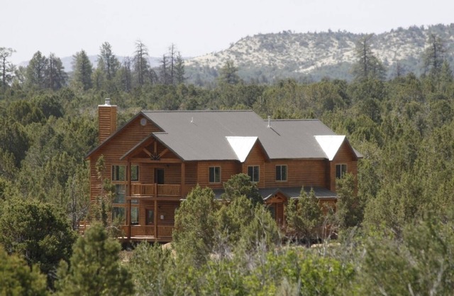 MountainStarCabin - Lrg Cabin boarders Zion NP - Happy Place for Gathering