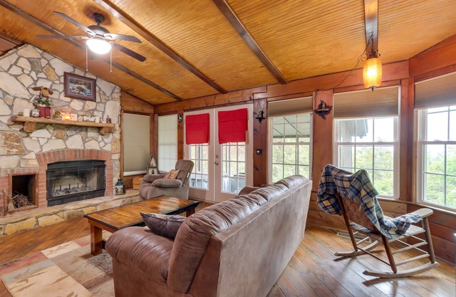 Mountaintop Ellijay Cabin w/Private Hot Tub