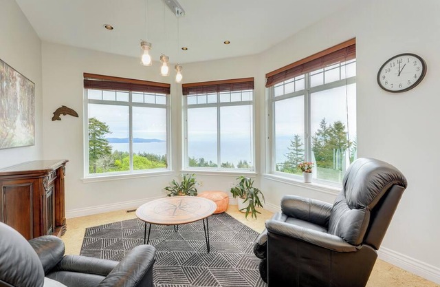Mountaintop, ocean-view home minutes from hiking, beaches & more. Stair-free!