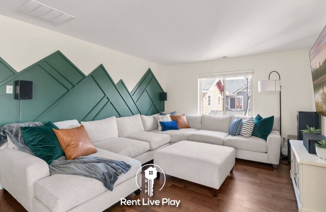 Movie Theater, Office, Pets! - Stunning Bend Home