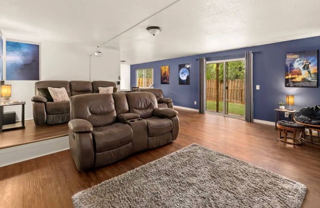 Movies on Merlo: 3 Bed 2 Bath with Movie Projector