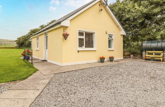 MOYBELLA LODGE, romantic, with a garden in Ballybunion, County Kerry