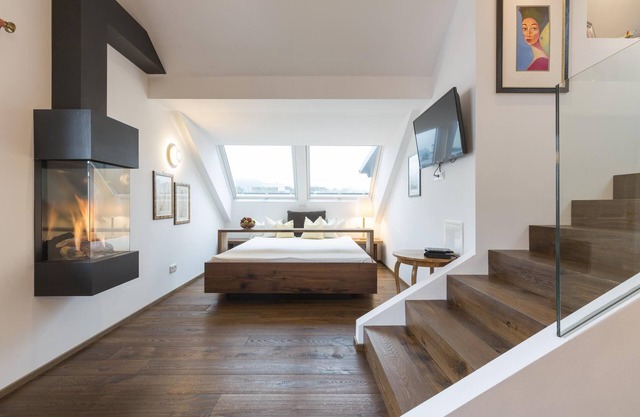 Mozart Apartments, ANNA