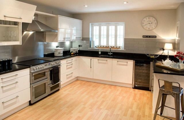 Mr & Mrs Smith's - Three Bedroom House, Sleeps 6