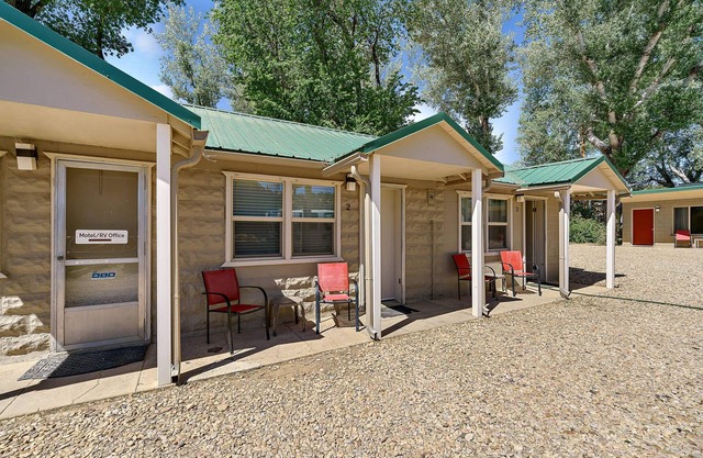 Mt Carmel Motel Room close to Zion National Park!