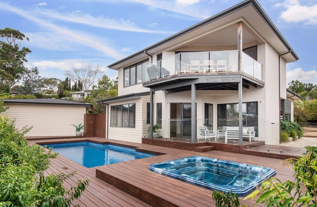 Mt Eliza Manor Pool Spa Views