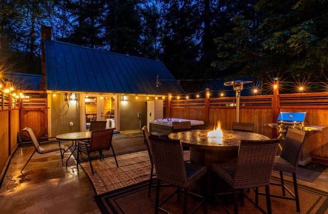 Mt Rainier Cottage, Large Patio, Hot Tub, Firepit!