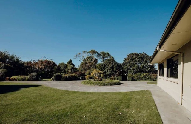 Mt Taranaki Vista - rural escape with scenic views