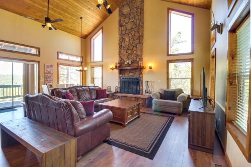 Mtn-View Hilltop Hideaway with Deck in Show Low