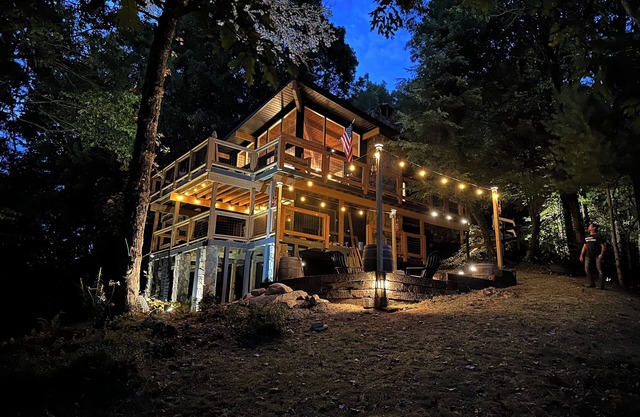 MTN View Retreat, Hot Tub, Game Room & Pizza Oven, Deck, Fire Pit & King Master