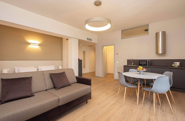 MuBra Apartments - Unit 304