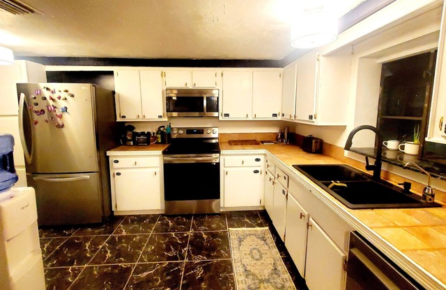 Much loved, cozy and spacious home on a spacious plot near Tampa, pet friendly!