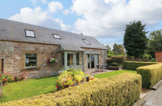 MUIRMAILING COTTAGE, family friendly, with a garden in Stirling