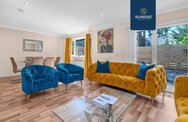 Muirton 1 - 4 Rooms, 4 Large Beds