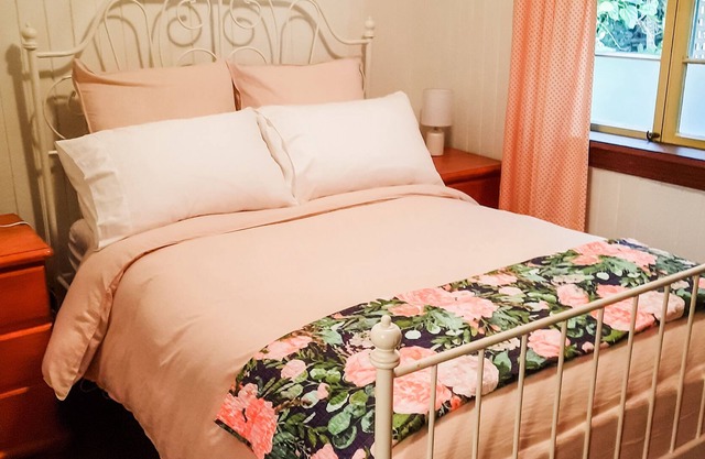 Mulberry Cottage is a cosy historic home close to nature, shops and cafes.
