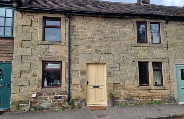 MULBERRY COTTAGE, pet friendly, with open fire in Youlgreave
