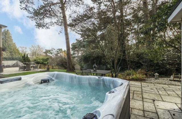 MULBERRY HOUSE, pet friendly, with hot tub in Broadstone