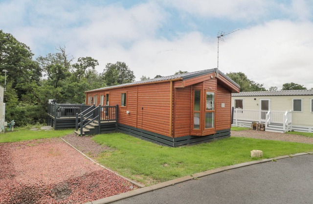 MULBERRY LODGE, pet friendly, country holiday cottage in Felton