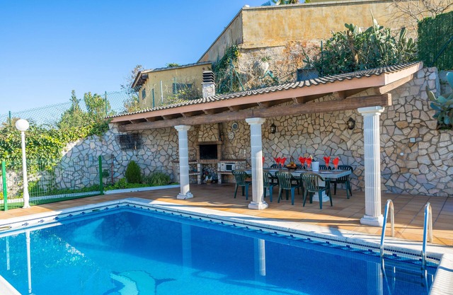 Mulberry Lux House, Beautiful outdoor area with pool and barbecue