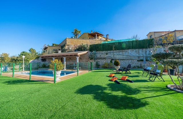 MULBERRY LUX, LOVELY OUTDOOR GARDEN AREA WITH LARGE POOL AND ONLY 15 KM FROM THE BEACH