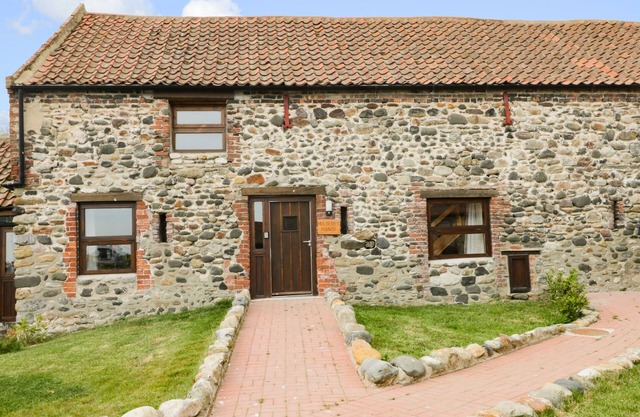 MULBERRY MANOR, pet friendly, character holiday cottage in Withernsea