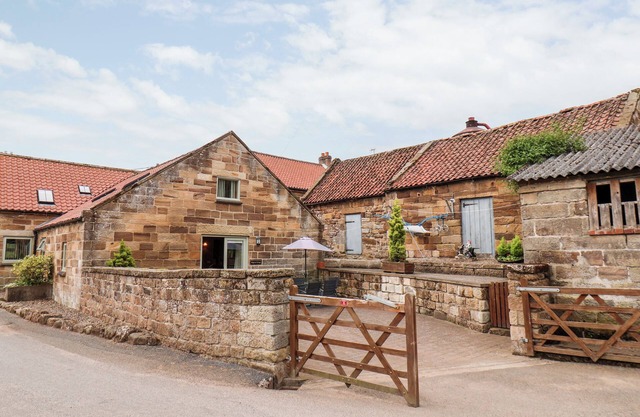 MULGRAVE COTTAGE, family friendly, with a garden in Staithes