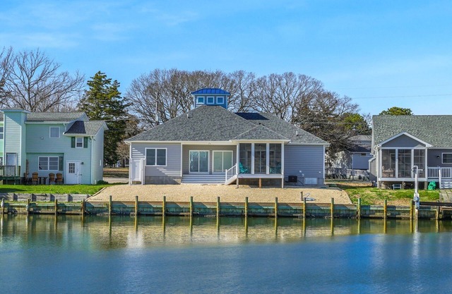 Mulligan Home - Waterfront w/boat dock & community pools!