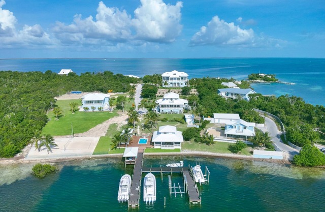 Multi-family compound w dockage & private pool