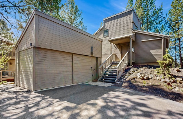 Multi-level home w/private hot tub, decks, and SHARC passes provided