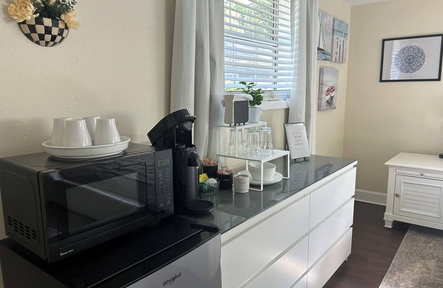 'Murray Hillton'- Cozy 1-bedroom guest suite with private access