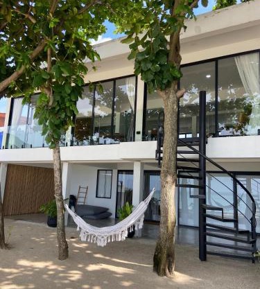 Muse&Mingle Contemporary Beachfront Loft