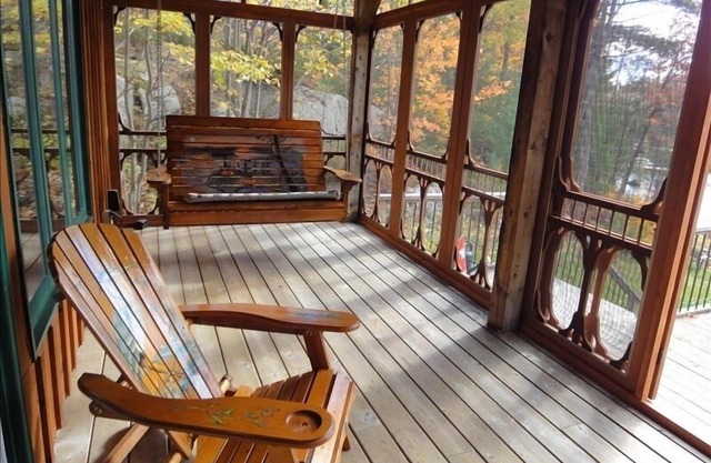 'Muskoka Rustic Beauty' Located on Beautiful Six Mile Lake!