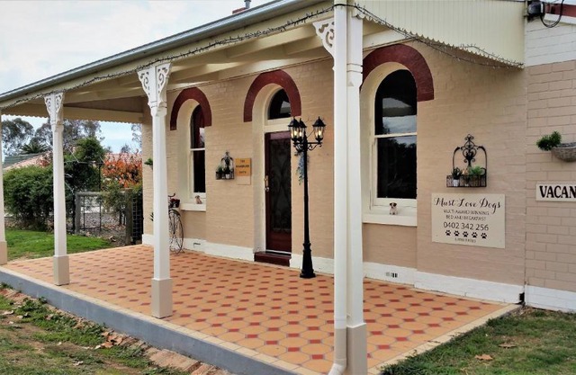 Must Love Dogs B&B & Self Contained Cottage