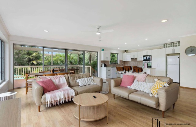 Muwarra Beach House | Pet-Friendly, Walk to Beach