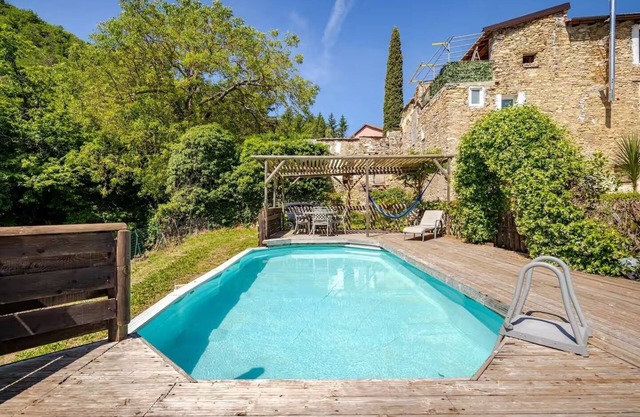 Muzio-rural,pvt gdn&pool, sea 20' n008042-LT-0050