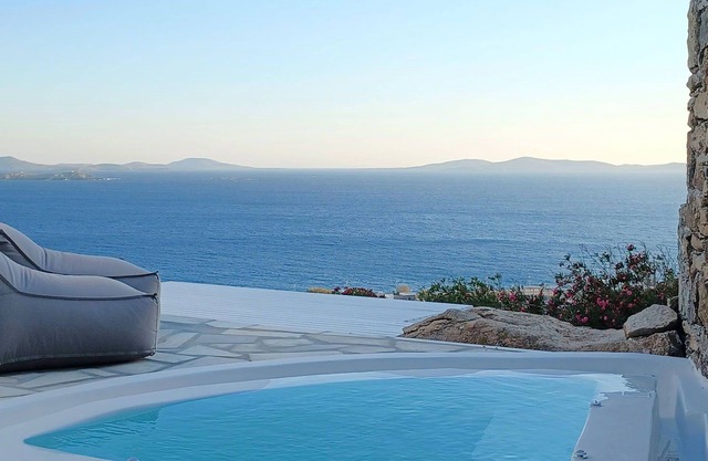My Rental Homes - The Rose Suite with Jacuzzi air conditioning private hot tub