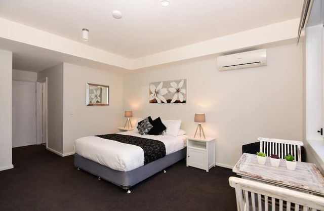 "Myola" Modern renovated Studio, Husky main street cafes & shops! 500m to beach!