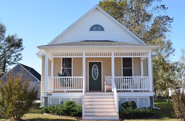 Myrtle on Mumford-Adorable Downtown Cottage w/Screened Porch
